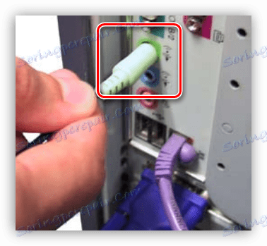 Připojte zvukový kabel k zvukové kartě počítače