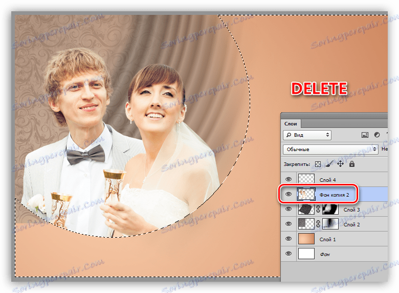Odstraňte část vrstvy s novomanželkami pomocí klávesy Odstranit při zdobení fotografie ve Photoshopu