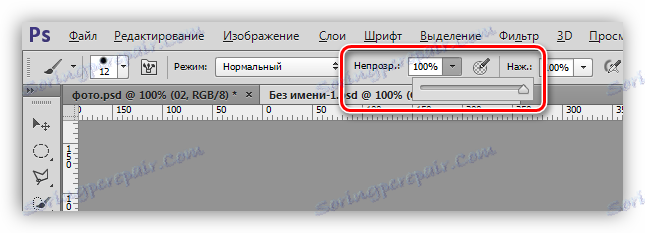 Nastavení opacity nástroje kartáče při zdobení fotografie ve Photoshopu