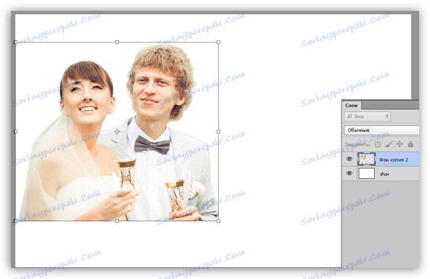 Přemístění vrstvy s volnou transformací při zdobení fotografie ve Photoshopu
