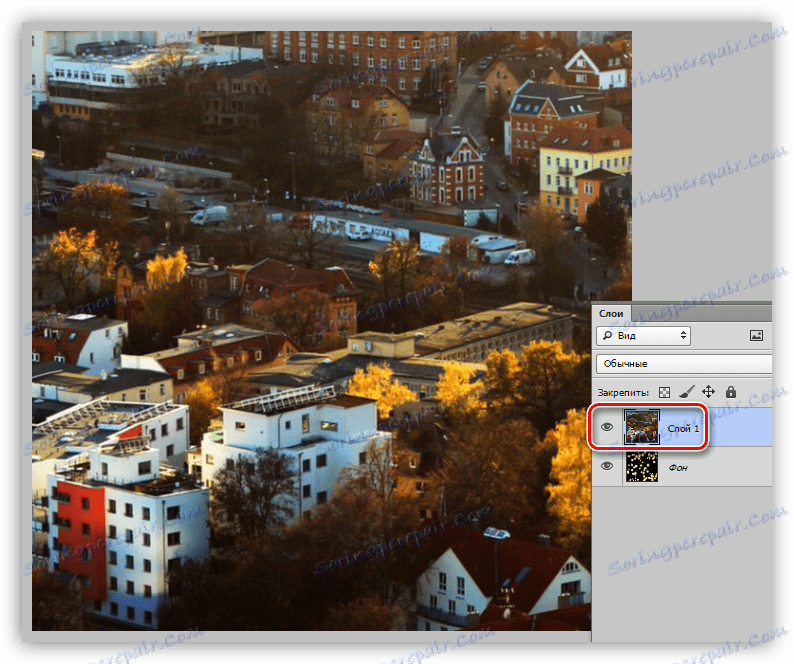 Výsledkem přesunu vrstvy obsahující obrázek do cílového dokumentu při malování pozadí ve Photoshopu