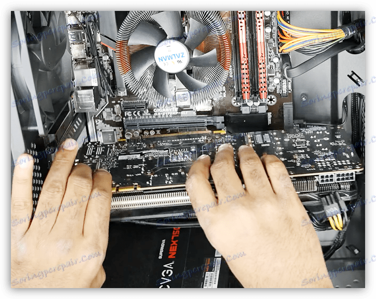 Odstranjevanje video kartice iz reže PCI-E