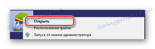 Proces spustenia programu BlueStacks z pracovnej plochy v operačnom systéme Windows