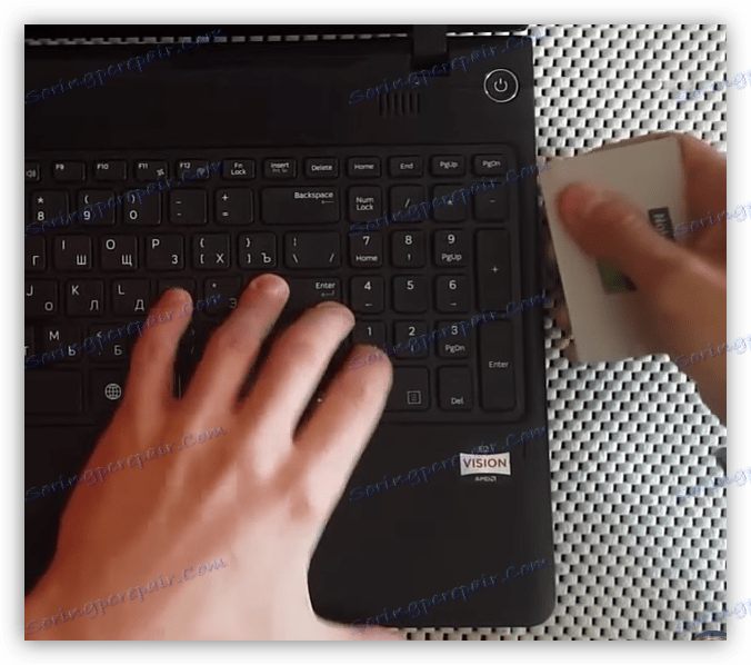 قم بفصل اللوحة الأمامية على كمبيوتر محمول من نوع NP35 NPDX-S01RU من سامسونج