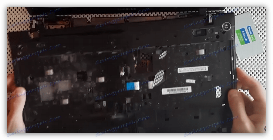 تفكيك غطاء السكن العلوي على الكمبيوتر المحمول NP35 NPP-S01RU من سامسونج