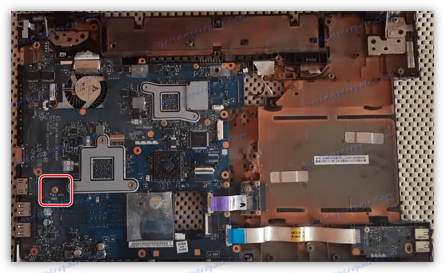 قم بفك المسمار اللولبي على اللوحة الأم للكمبيوتر المحمول Samsung NP35 PlanX