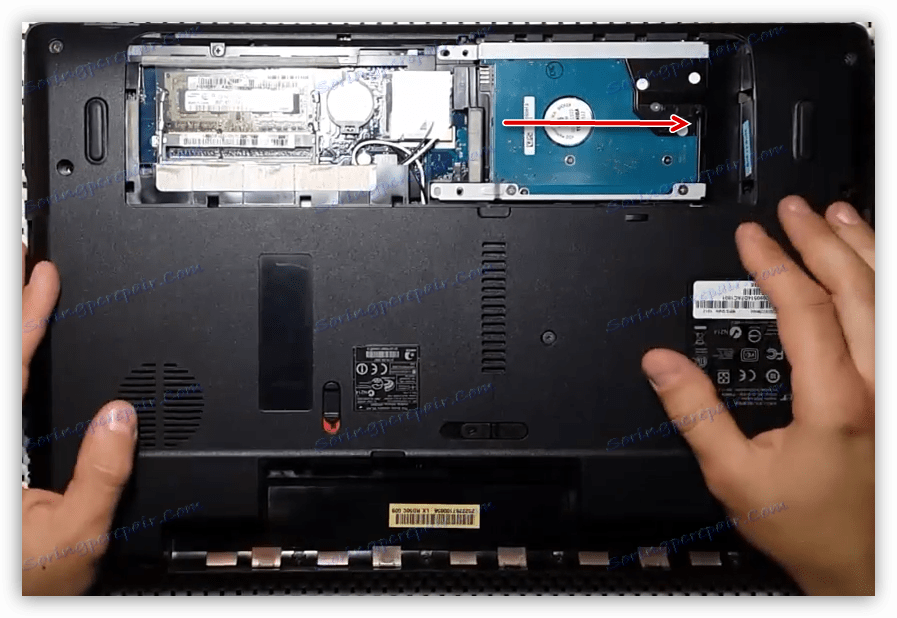 قم بفصل القرص الصلب على كمبيوتر محمول Acer Aspire 5253