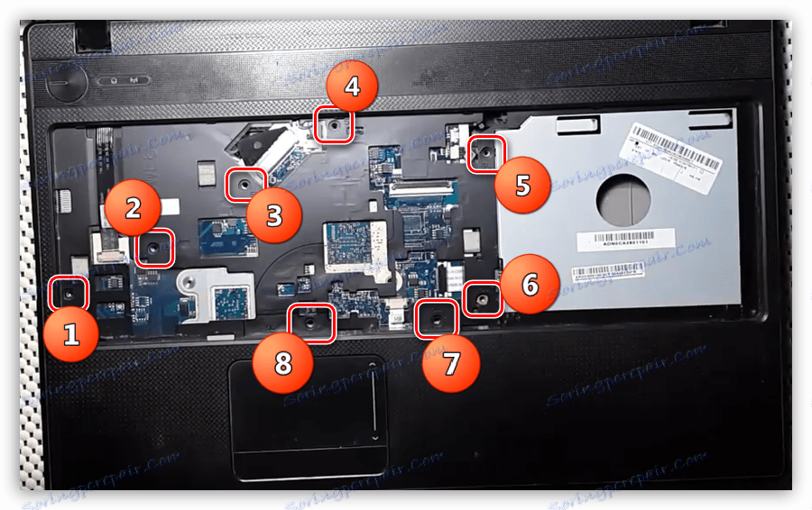 إزالة المسامير اللولبية الموجودة على اللوحة الأمامية على الكمبيوتر المحمول Acer Aspire 5253