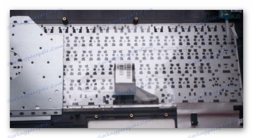 Процесът на пилинг на филма от клавиатурата на лаптопа на ASUS