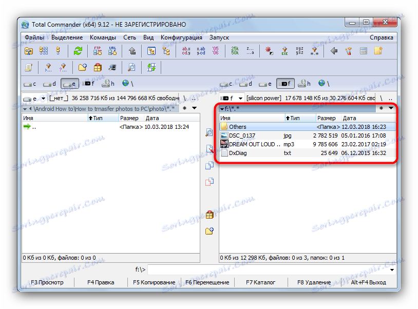 فایل ها در یک درایو فلش، برای مشاهده در یک لپ تاپ از طریق مجموع فرمانده باز است