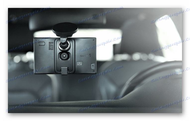 Navigator DriveAssist 51 LMT في السيارة