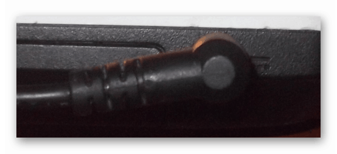 Премахване на кабела на зарядното устройство от слота за лаптоп