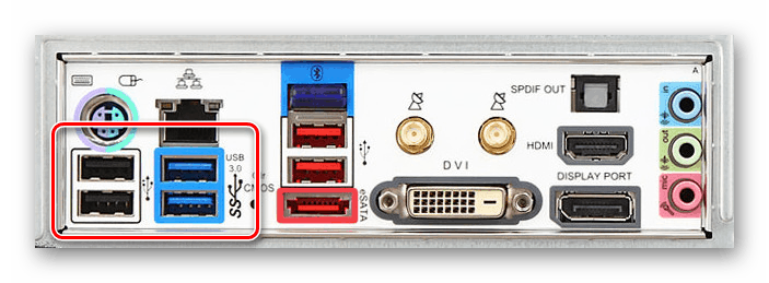 Primer vrat USB na zadnji strani računalnika