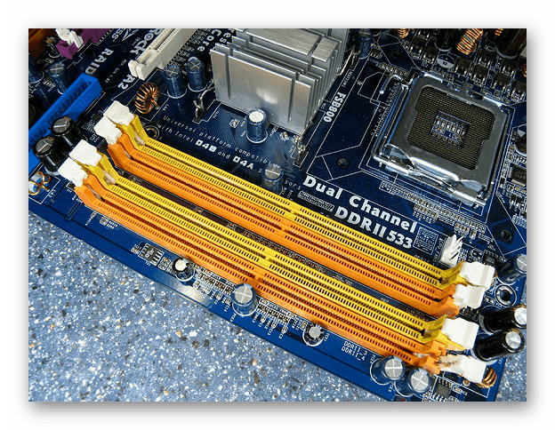 Слотове за монтиране на RAM ленти на дънната платка