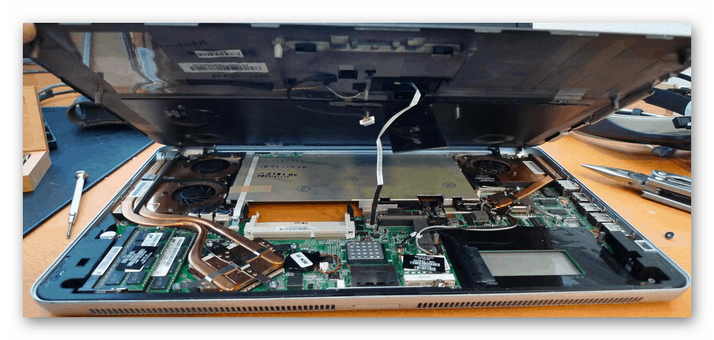 Разглобяване на лаптоп за проверка на звуковата карта и звуковия жак