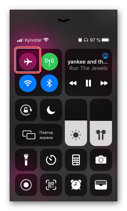 Włączenie trybu samolotowego w celu przywrócenia pobierania problematycznej aplikacji na iPhone'a