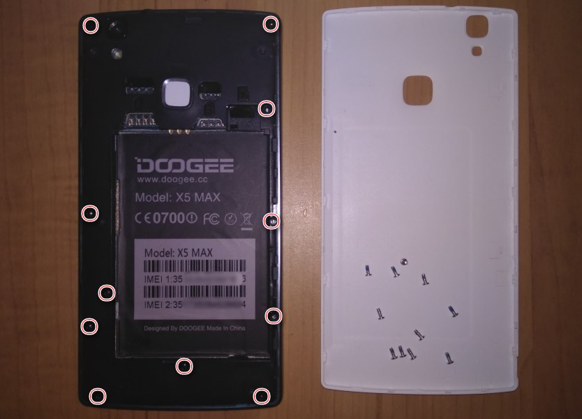 Umiestnenie skrutiek upevňujúcich zadný panel doogee X5 MAX