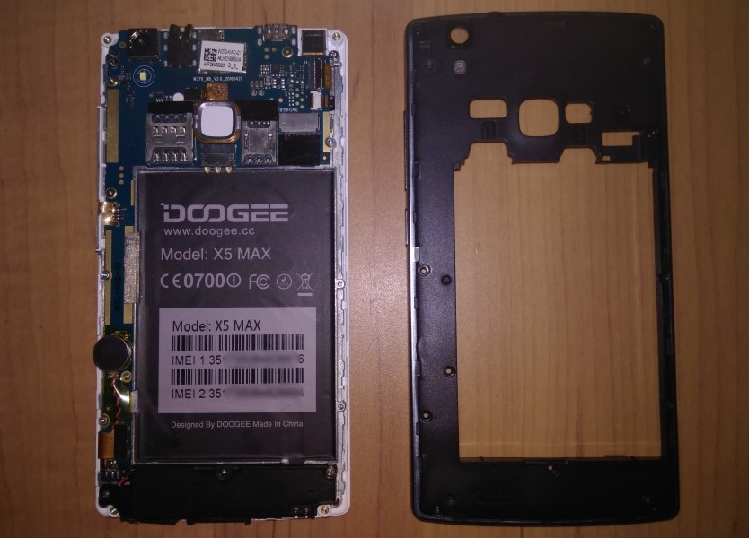 Doogee X5 MAX s demontovaným zadným panelom, základná doska