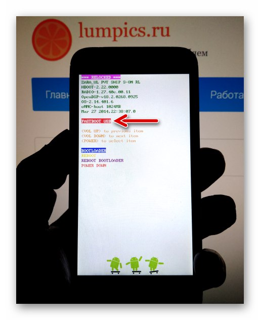 Смартфонът HTC Desire 601 е свързан към компютър в режим Fastboot