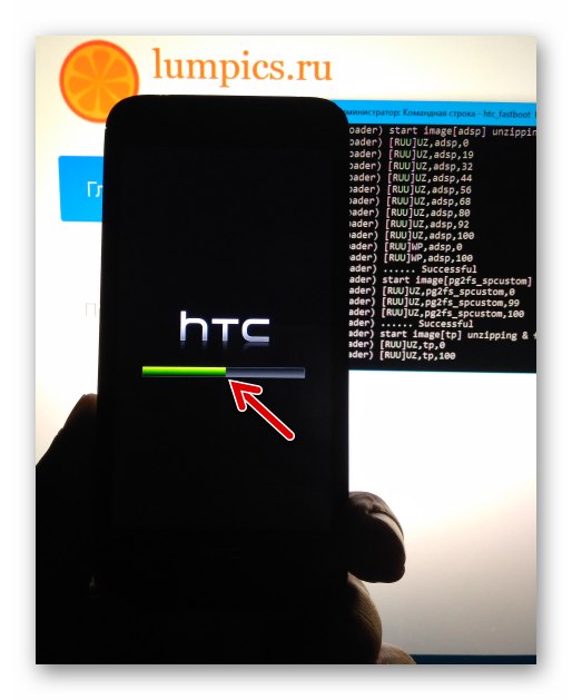 Лента за напредък на HTC Desire 601 на екрана на устройството по време на мигане на Fastboot