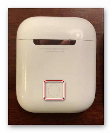 Натискане на бутона на кутията на AirPods, за да активирате устройството
