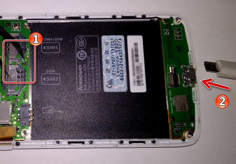 Lenovo S820 затваря tespoint към кутията на устройството, свързвайки кабела