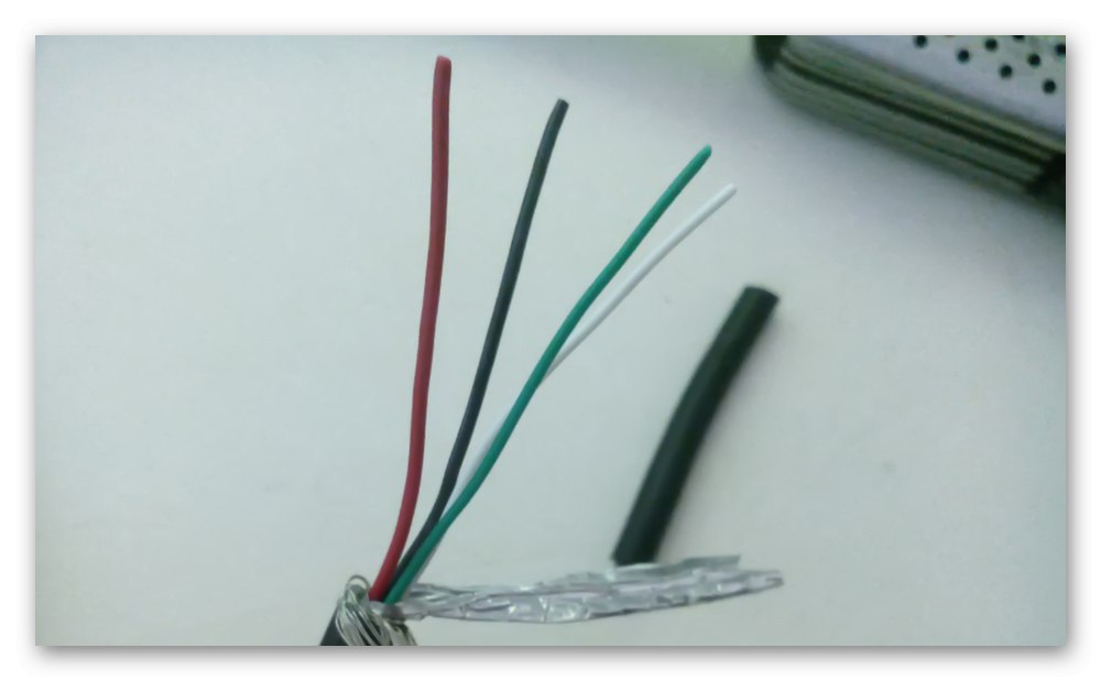 Закачете проводниците на USB кабела