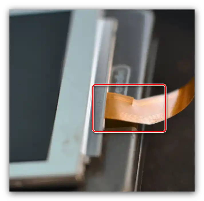 Zalom šleifu pro zjištění příčin, proč nefunguje klávesnice v notebooku Samsung
