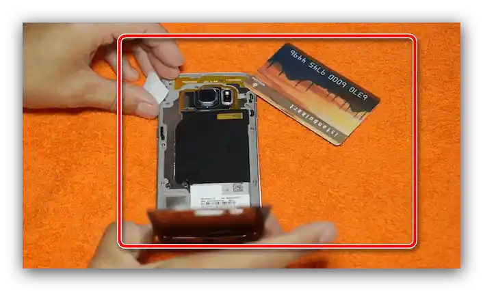 Завършване на отварянето на капака на телефоните Samsung с незаменяем елемент
