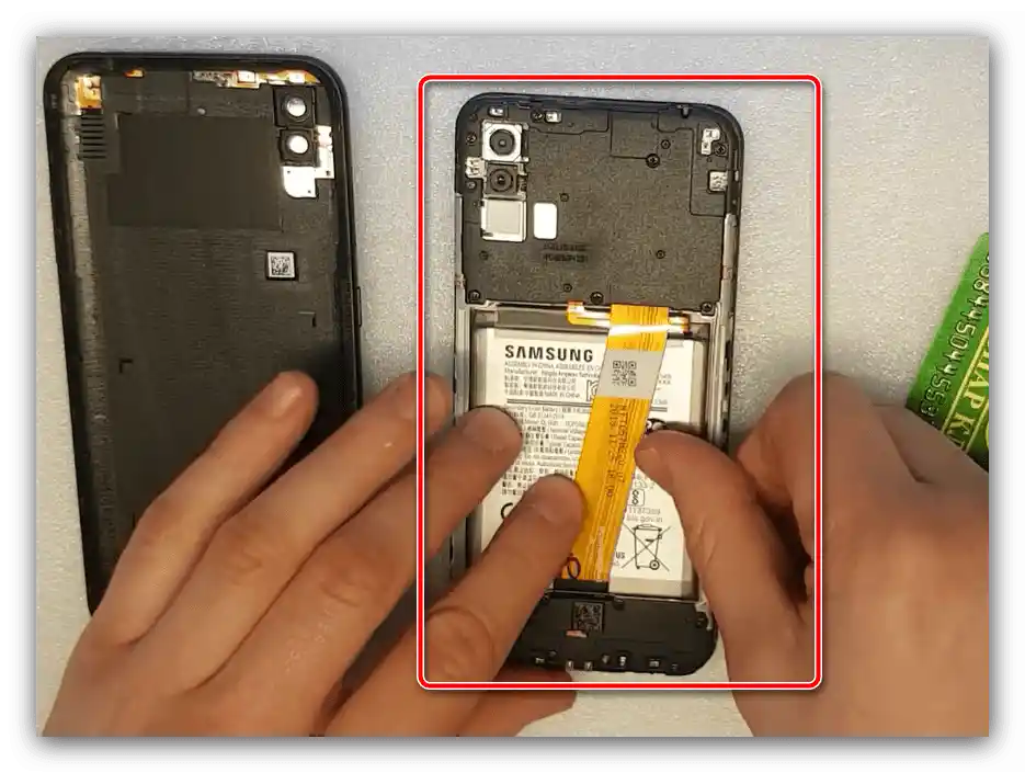 Завършване на процедурата за отваряне на капака на телефони Samsung с подменяем елемент