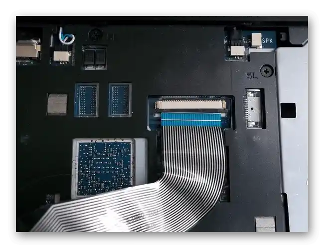 Отошедшият шлейф на клавиатурата на лаптопа Lenovo
