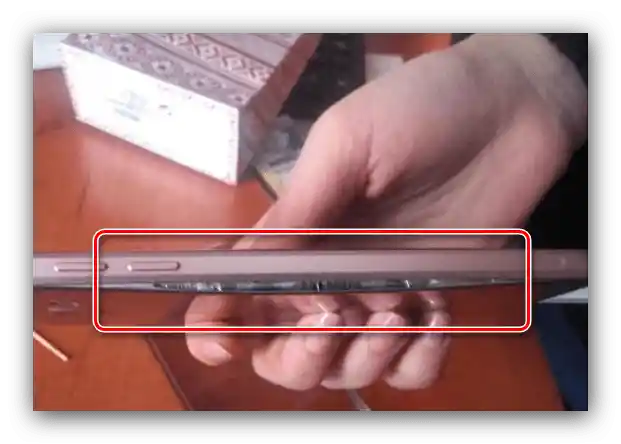 Złamanie obudowy nierozbieralnego smartfona w celu sprawdzenia stanu baterii na Androidzie