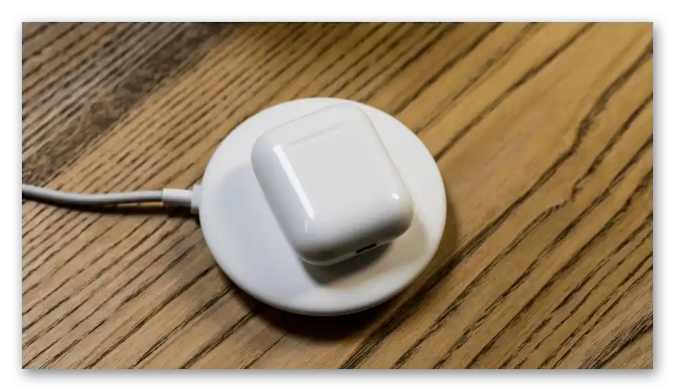 Polnjenje slušalk AirPods s podporo za brezžično polnjenje