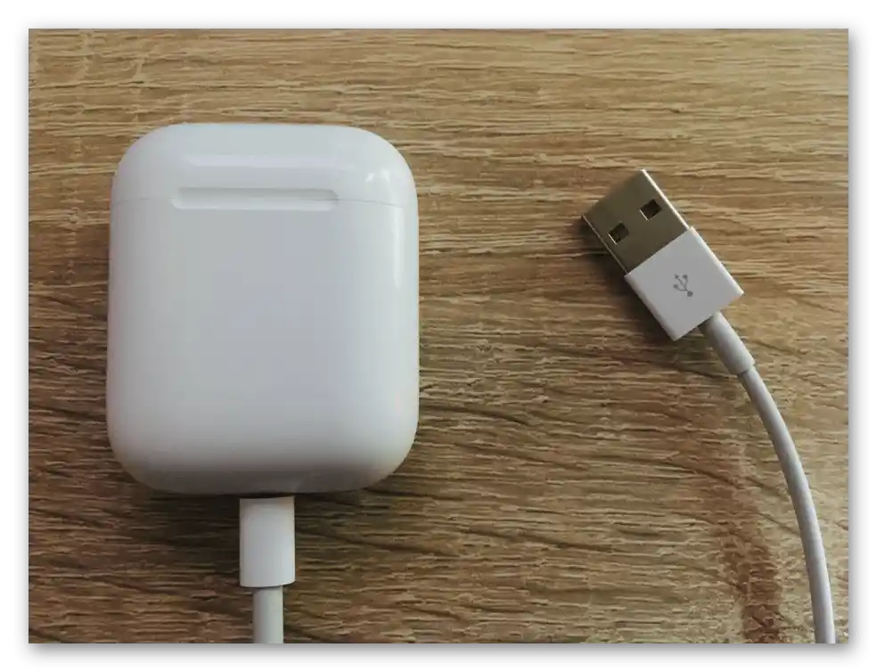 Polnjenje AirPods 1. in 2. generacije preko kabla Lightning-to-USB