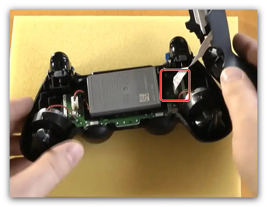 فصل شريط LED لتفكيك النسخة الأولى من وحدة التحكم PS4