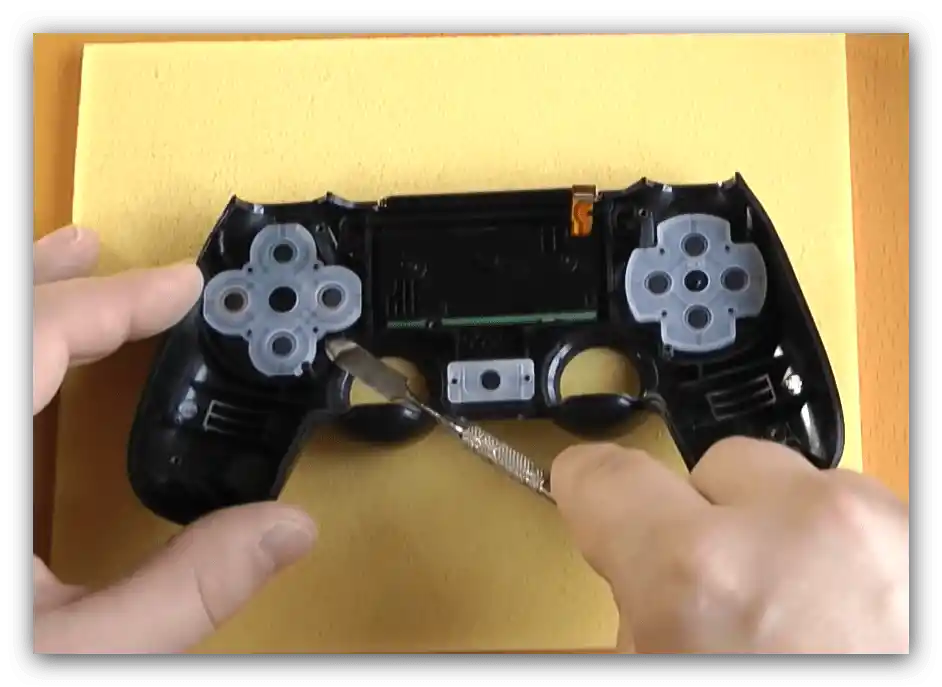 إخراج الأزرار لتفكيك النسخة الأولى من ذراع التحكم ps4