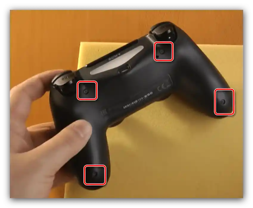 Отвинтете основните корпусни винтове, за да разглобите джойстика на PS4