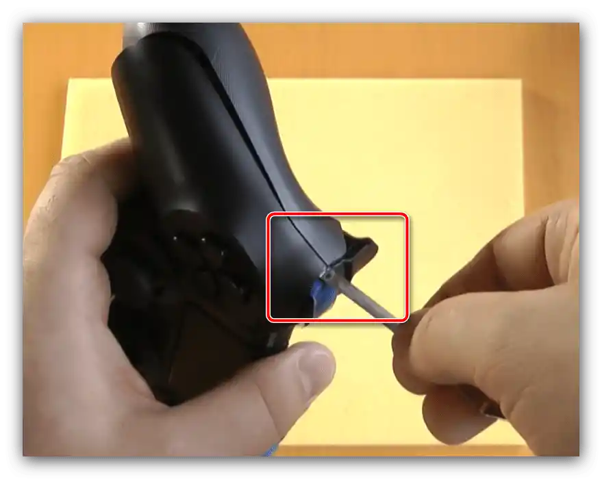 فك الأقفال العلوية لتفكيك النسخة الأولى من عصا التحكم PS4