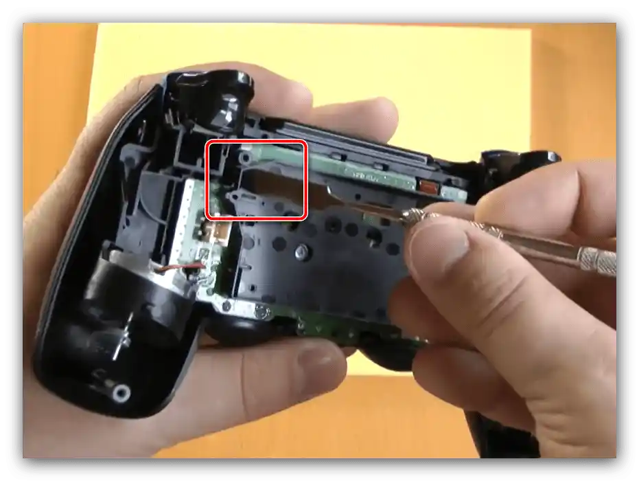 فصل حامل اللوحة لتفكيك النسخة الأولى من ذراع التحكم PS4