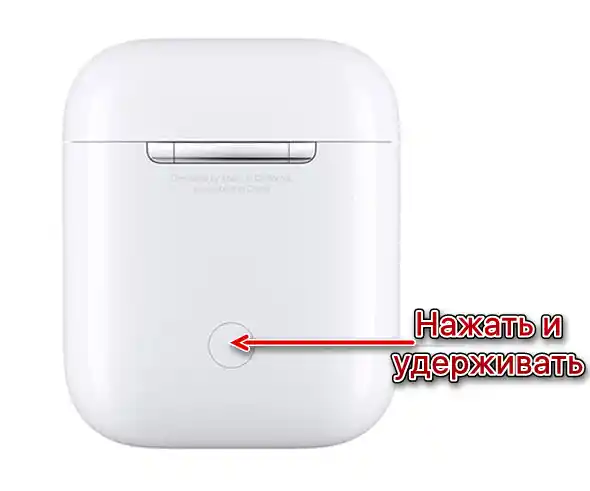 Stiskněte tlačítko na těle pro resetování AirPods a jejich připojení k iPhonu