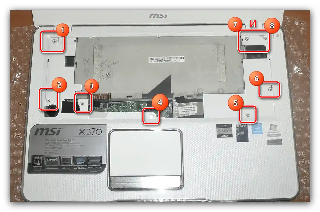 Odvrnite vijke gornje ploče za rastavljanje laptopa MSI X370 MS-1356
