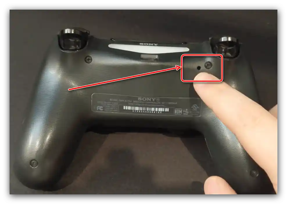 Кнопка за нулиране на контролера PS4 при проблеми с изключването