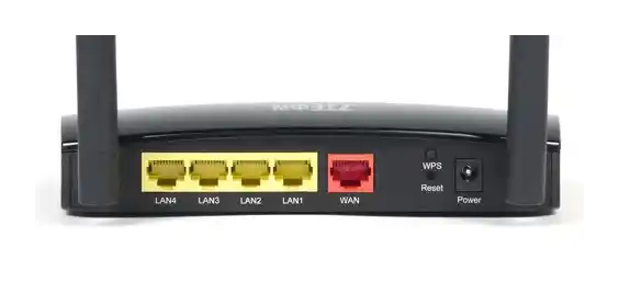 Външният вид на задната панел на рутера ZTE ZXHN H118N при свързването му с компютър