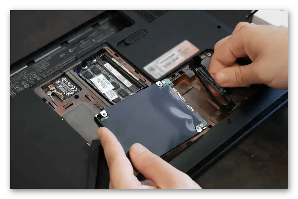 Prepojenie pevného disku alebo SSD v notebooku pri chybe Operating System not found
