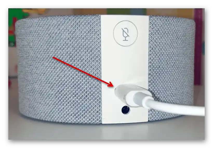 Primer povezivanja adaptera napajanja na Yandex.Stanicu Mini