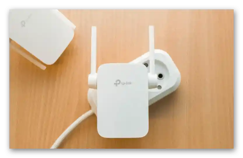 Pripojenie zosilňovača od TP-Link k zásuvke pred jeho ďalším nastavením