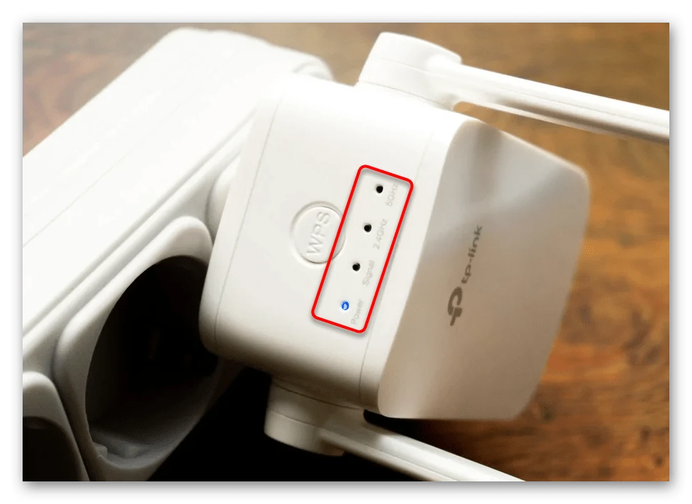 Kontrola indikátorov zosilňovača TP-Link pred jeho ďalším nastavením