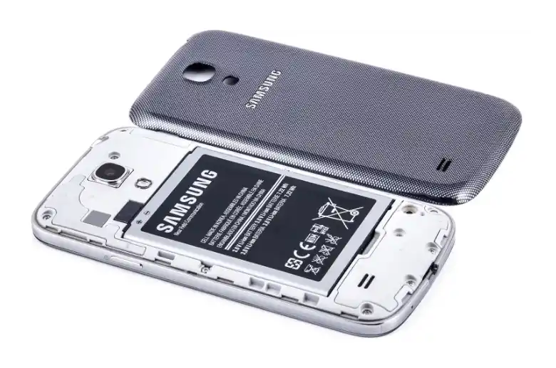 Restartowanie urządzenia mobilnego Samsung poprzez wyjęcie akumulatora